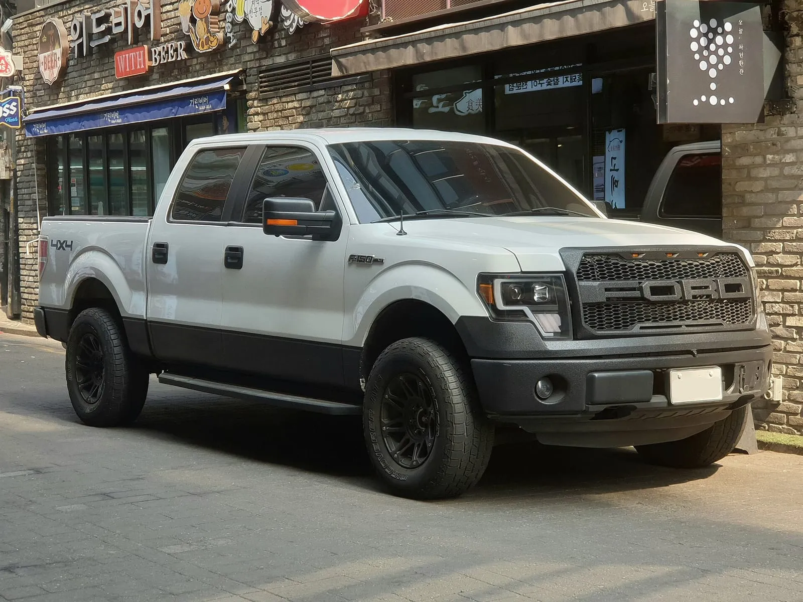 Real world photo for comparison: Ford F-150 XLT P415 Oxford White.
